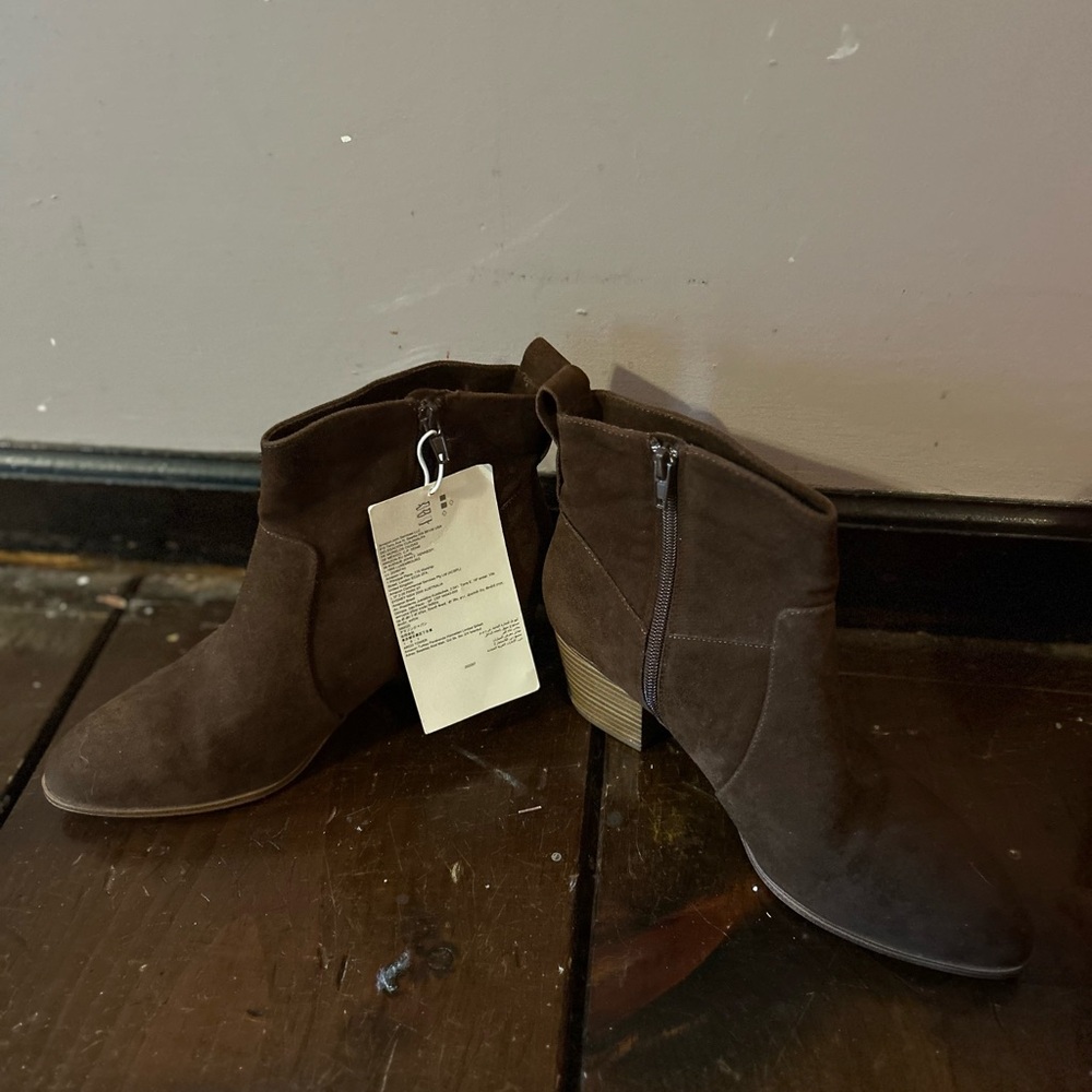 NWT Amazon Essentials Brown Ankle Booties - Picture 2 of 5